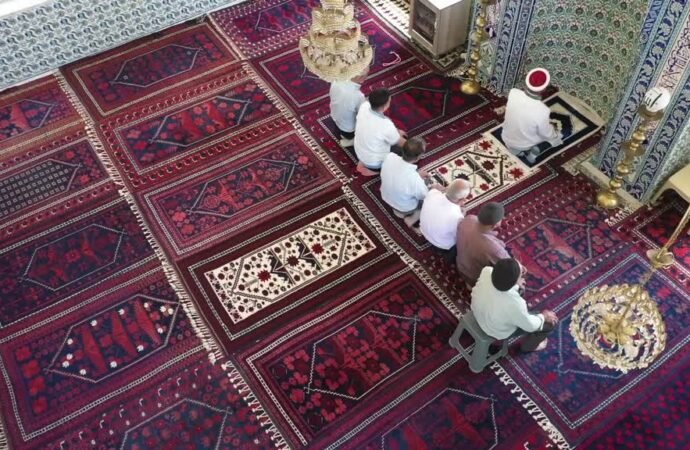 Yağcıbedir Halıları, Vefat Sonrası Camilerde Yer Alıyor
