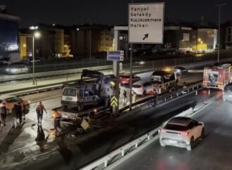 Küçükçekmece’de Üç Araç Çarpıştı, İki Yaralı