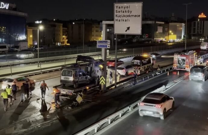 Küçükçekmece’de Üç Araç Çarpıştı, İki Yaralı