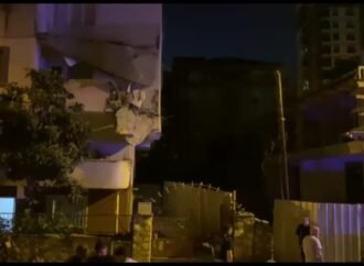 Küçükçekmece’de Balkonda Çökme: Apartman Tahliye Edildi