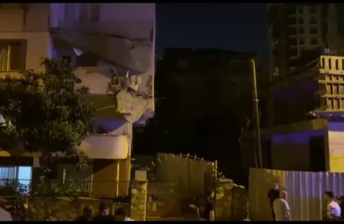 Küçükçekmece’de Balkonda Çökme: Apartman Tahliye Edildi