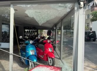 Kadıköy’de Otomobil Motosiklet Galerisine Çarptı