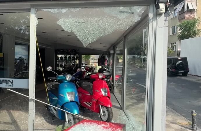 Kadıköy’de Otomobil Motosiklet Galerisine Çarptı