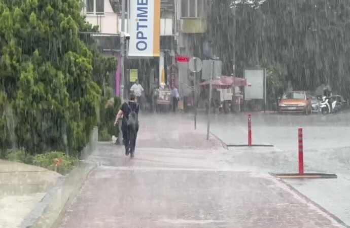 Tekirdağ’da Yoğun Yağış Hayatı Etkiliyor