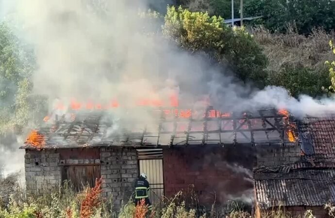 Bilecik’te Boş Binada Yangın Çıktı