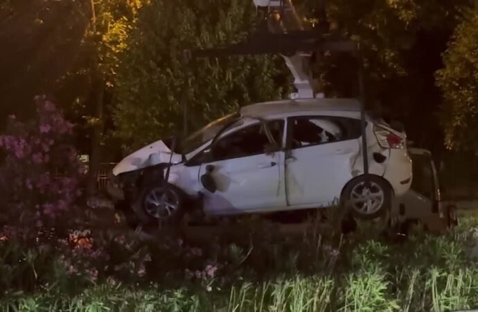Bakırköy’de Park Halindeki Araçlara Çarpan Otomobilde Yaralı Var
