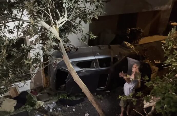 Kocaeli’de Devrilen Otomobilde İki Kişi Yaralandı
