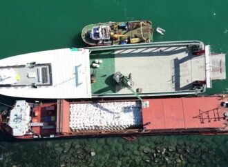 Sakarya’da Karaya Oturan Geminin Yükleri Boşaltılıyor