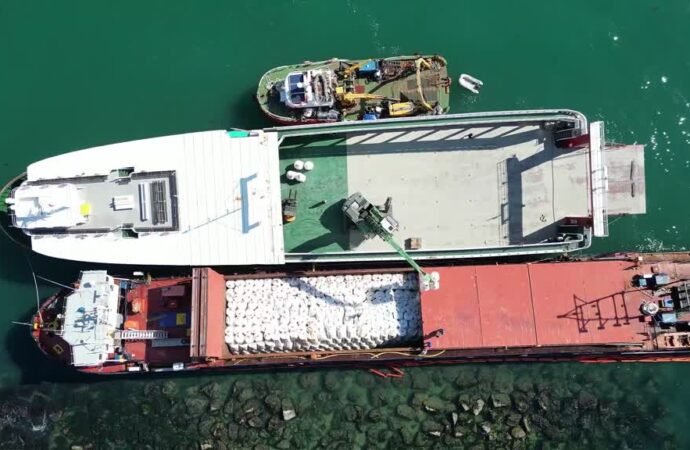Sakarya’da Karaya Oturan Geminin Yükleri Boşaltılıyor