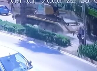 İZMİR – İzmir’de motosikletin iş makinesi yüklü kamyonla çarpışması kamerada