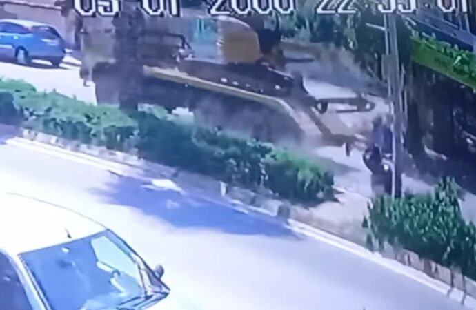 İZMİR – İzmir’de motosikletin iş makinesi yüklü kamyonla çarpışması kamerada