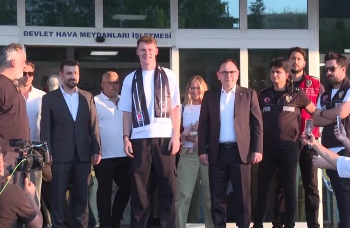 İSTANBUL – Beşiktaş’ın prensip anlaşmasına vardığı kaleciler İstanbul’a geldi