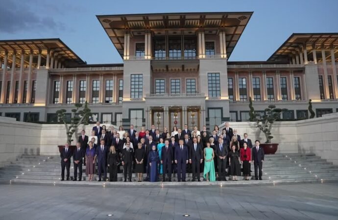 NATO ANKARA ZİRVESİ – Cumhurbaşkanı Erdoğan, devlet ve hükümet başkanları ile aile fotoğrafı çektirdi