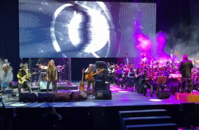 İSTANBUL – Kurtalan Ekspres İBB Gençlik Orkestrası eşliğinde Harbiye’de konser verdi