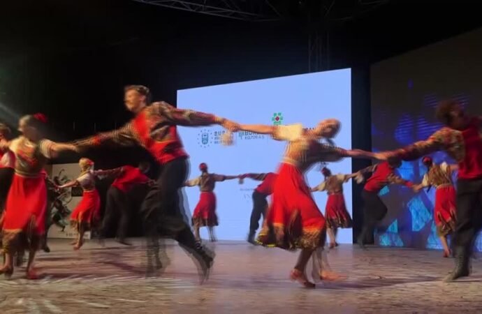 BURSA – Bursa’da “Uluslararası Altın Karagöz Halk Dansları Yarışması” başladı
