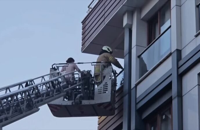 Kağıthane’de Apartman Yangını: 4 Kişi Dumandan Etkilendi