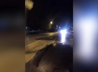 Bursa’da Otomobilin Bariyere Çarpma Anı Kask Kamerasında