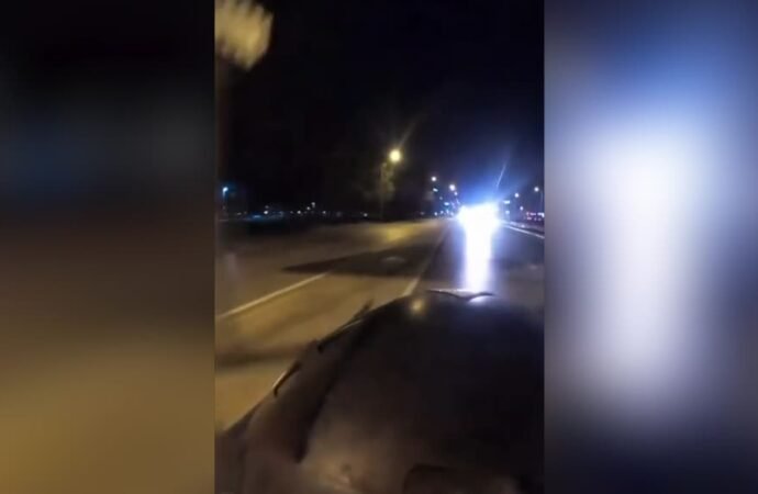 Bursa’da Otomobilin Bariyere Çarpma Anı Kask Kamerasında