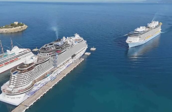 Kuşadası’na 9 Bin 300 Turist Geldi