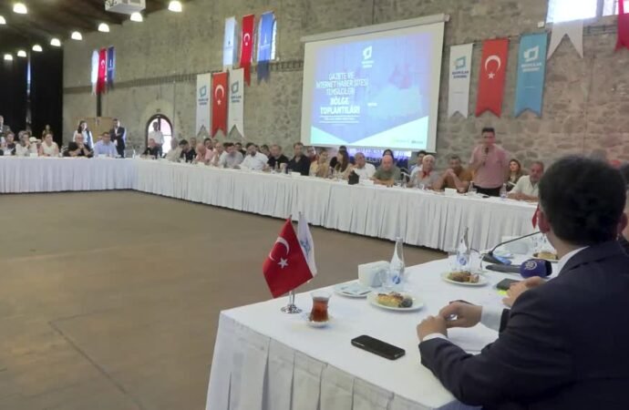 İzmir’de Gazetecilerle Toplantı Düzenlendi
