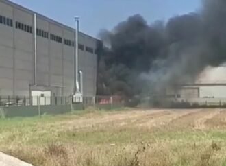 İzmir’de Geri Dönüşüm Fabrikasında Yangın Kontrol Altına Alındı