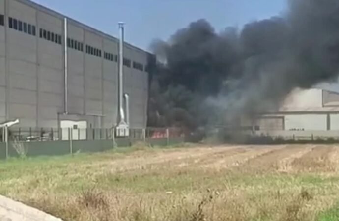İzmir’de Geri Dönüşüm Fabrikasında Yangın Kontrol Altına Alındı