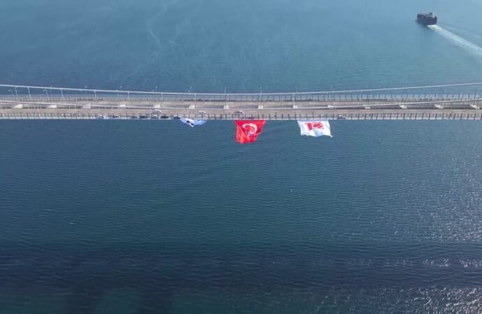 Çanakkale Köprüsü’nde Türk Bayrağı Dalgalandı