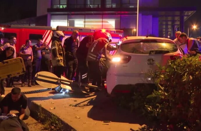 Ümraniye’de Kamyon ile Araç Çarpıştı: 4 Yaralı