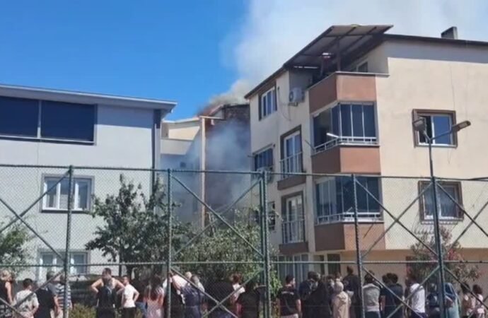 Bursa’da İki Katlı Binanın Çatısında Yangın Çıktı