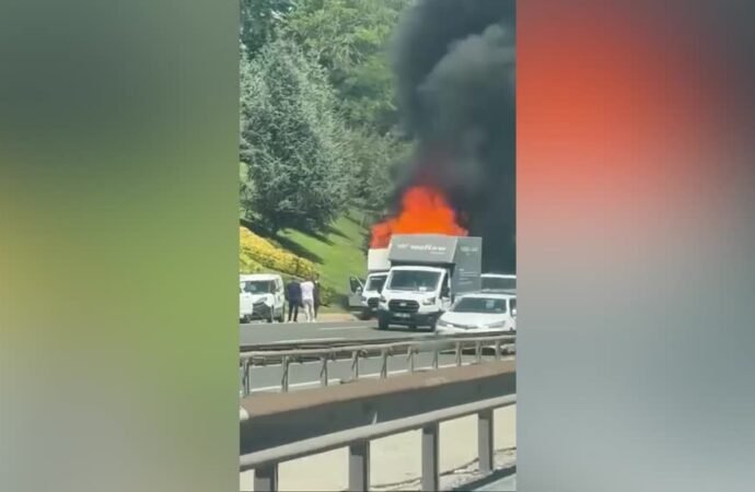 Beykoz’da Yangın: Kamyonet Kül Oldu