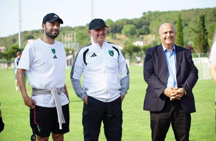 Başkan Büyükakın’dan Kocaelispor’a moral