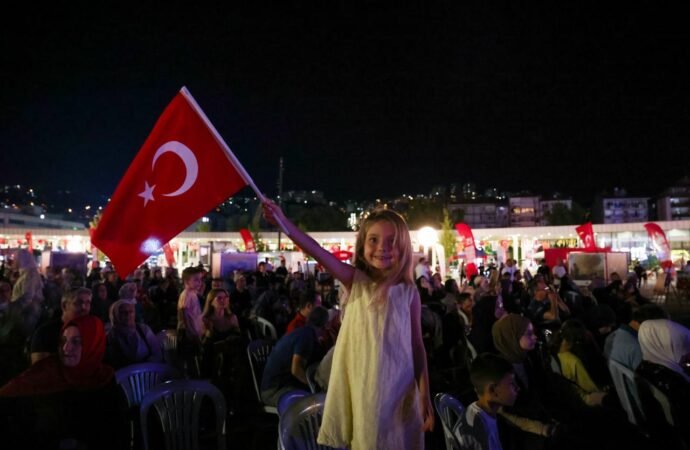 Kocaeli, Demokrasi İçin Tek Yürek Oldu