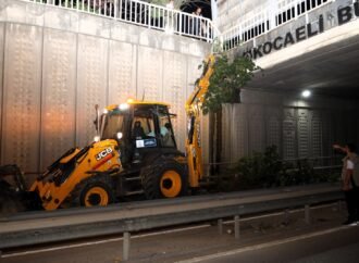 Eskihisar Feribot Yolu Alt Geçidi’nde gece mesaisi