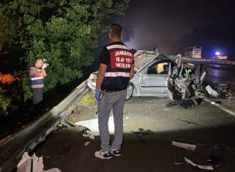 Kocaeli’de Tır, Arızalanan Otomobile Çarptı: 1 Çocuk Hayatını Kaybetti