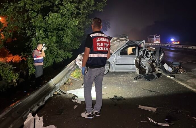 Kocaeli’de Tır, Arızalanan Otomobile Çarptı: 1 Çocuk Hayatını Kaybetti