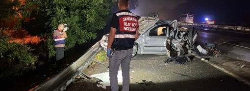 Arıza nedeniyle emniyet şeridinde duran otomobile tır çarptı; 1 çocuk öldü, 3 yaralı