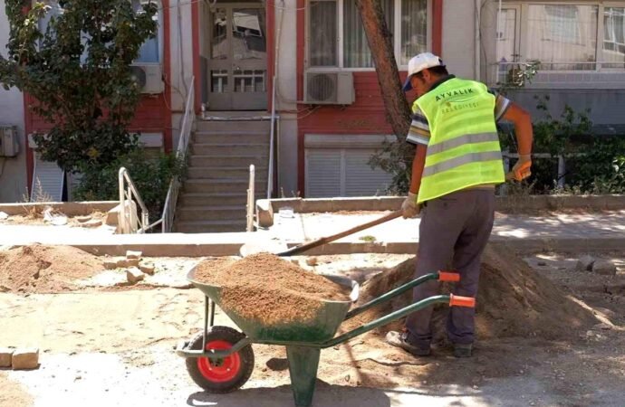 Ayvalık’ta Yol Yenileme Çalışmaları Devam Ediyor