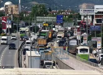Başiskele’de Trafik Kazası: D-130’da Aksama Yaşanıyor