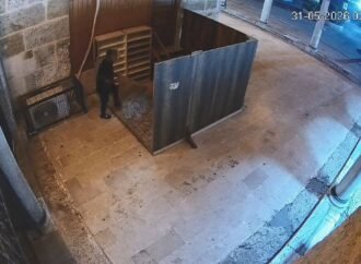İzmit’te Camiden Halı Çalan Genç Tutuklandı