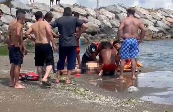 Karasu Sahilinde Fenalaşan Vatandaş Kurtarıldı