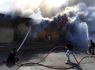 Antalya’da Depo Yangını Çevredeki İş Yerlerine Sıçradı