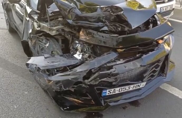 Fatih’te Trafik Kazası: Sürücü Olay Yerinden Kaçtı