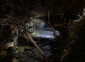 Gölcük’te Kontrolden Çıkan Araç Apartman Boşluğuna Düştü