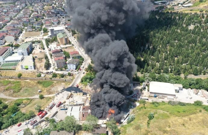 Kocaeli’deki Fabrika Yangınında Bir Kişi Hayatını Kaybetti