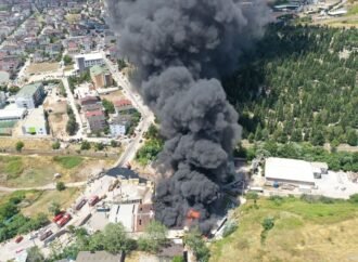 Kocaeli’de Boya Fabrikasında Yangın: 1 Kişi Hayatını Kaybetti