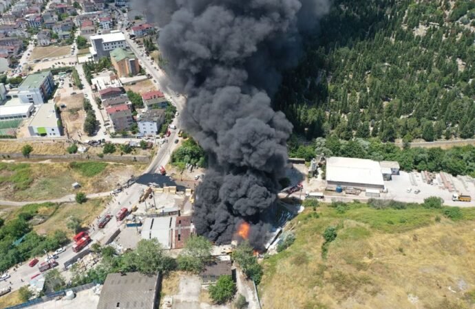 Körfez’de Fabrika Yangını İtfaiye Ekipleri Müdahale Ediyor
