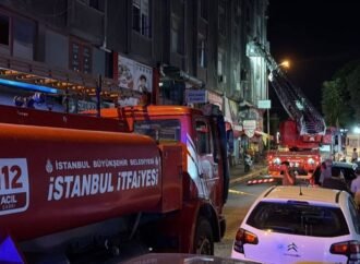 Küçükçekmece’deki İş Merkezinde Yangın Çıktı