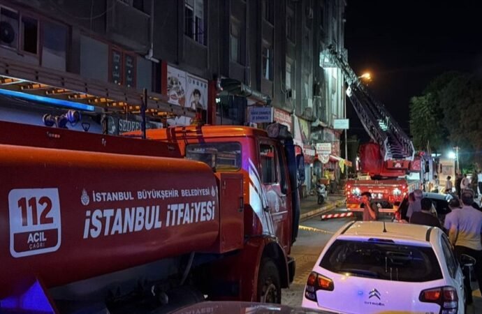 Küçükçekmece’deki İş Merkezinde Yangın Çıktı