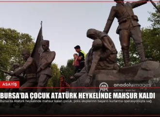 Bursa’da Çocuk Atatürk Heykelinde Mahsur Kaldı
