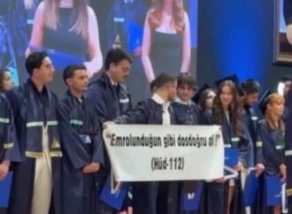 Yeditepe Üniversitesi’nde Mezuniyet Törenindeki Pankart Krizi Tartışma Yarattı